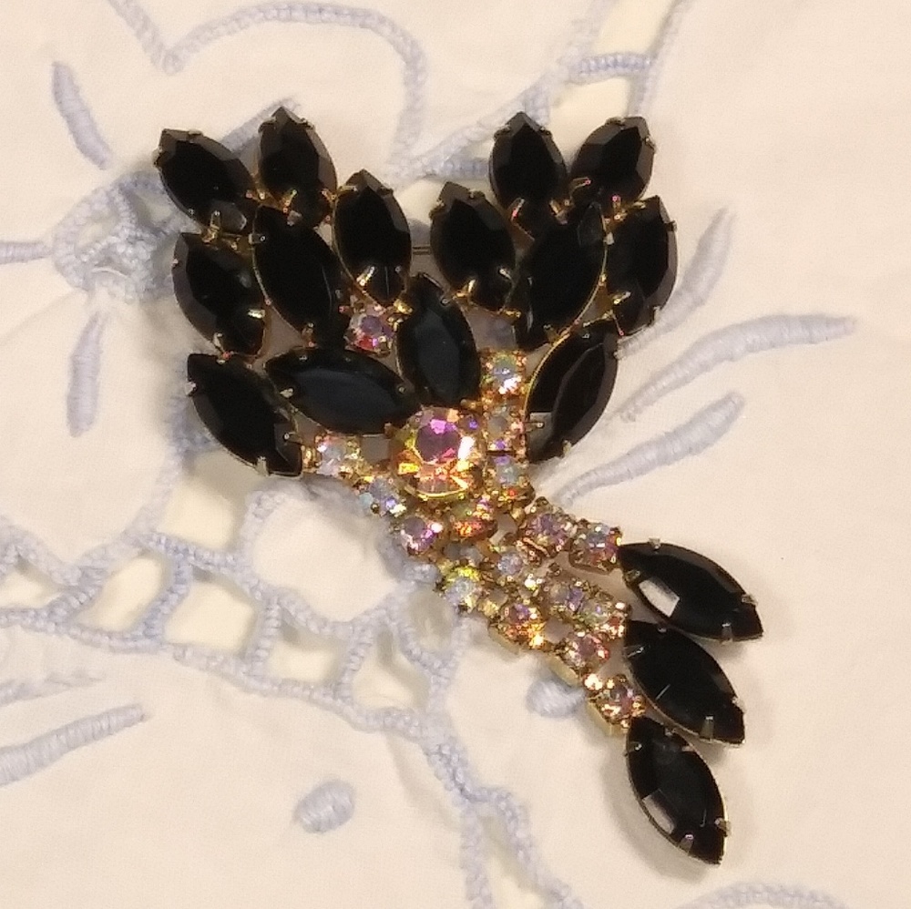 Vintage black/aurora borealis rhinestone brooc